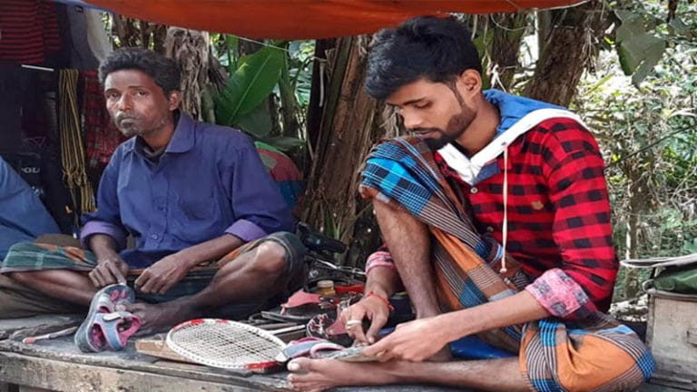 ফুটপাতে বসে জুতা সেলাই করে ডিগ্রির ছাত্র পলাশ !!