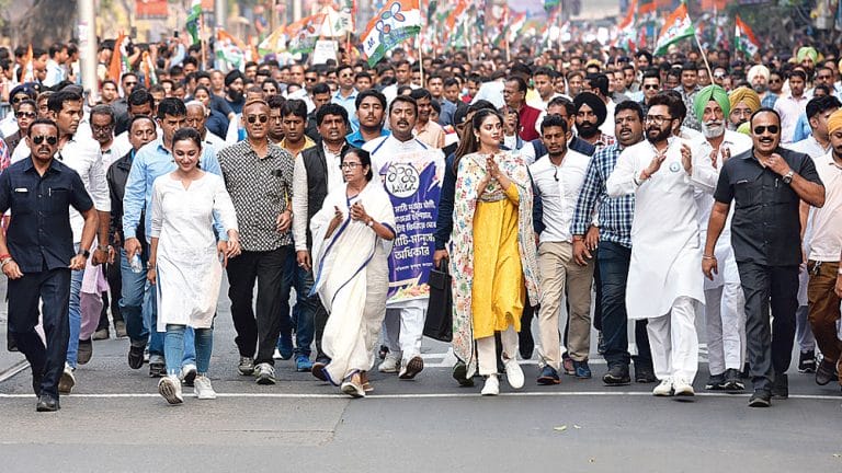 একপাশে মিমি অন্যপাশে নুসরাতকে নিয়ে ঐক্যের ডাক মমতার !!