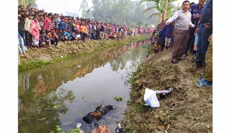 পানিতে ভাসছে বস্তাবন্দি যুবতীর লা’শ, পায়ে নুপুর !!