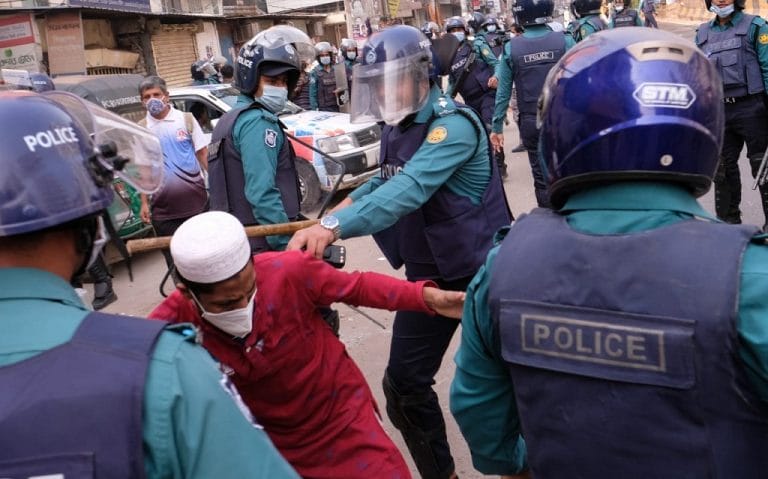 জুমার পর বায়তুল মোকাররমে মুসল্লিদের সাথে পুলিশের ব্যাপক সংঘর্ষ!