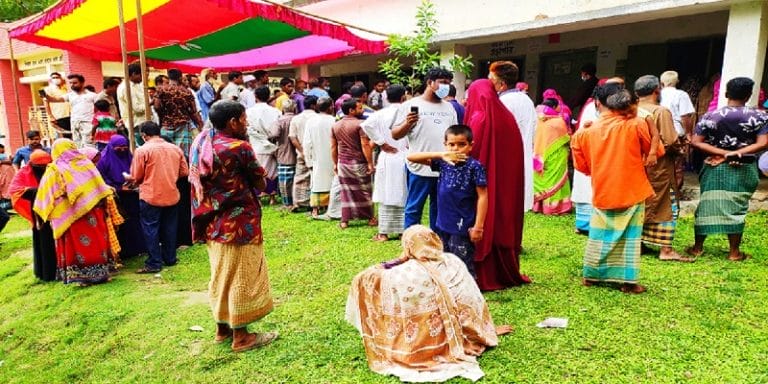 টিকা নিতে এসে ঘাড় ধাক্কা দিয়ে বের করে দিলো শতবর্ষী বৃদ্ধা নারীকে!