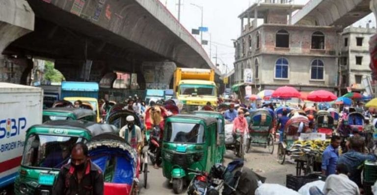 ঝুঁকি নিয়েই বাড়ছে রাজধানীতে যানবাহন-মানুষের চলাচল !!