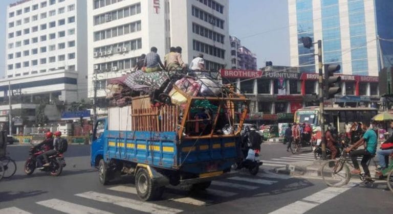 দলে দলে ঢাকা ছাড়ছে মানুষ – বাসায় বাসায় টু-লেট !!