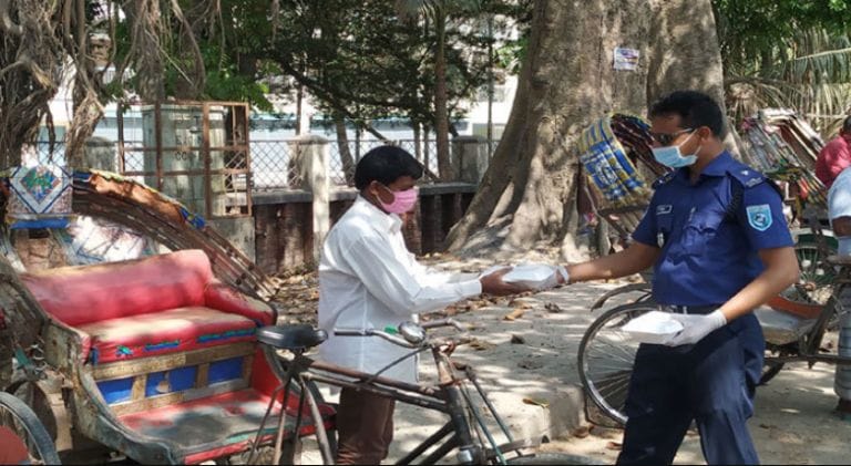 ছেলের জন্মদিনে ১৫০ জন রিকশা ও ভ্যানচালককে খাওয়ালেন পুলিশ কর্মকর্তা !!