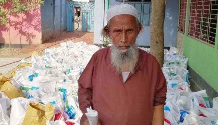 ভাতার টাকায় ৪০০ পরিবারকে ত্রাণসামগ্রী পৌঁছে দিলেন মুক্তিযোদ্ধা !!