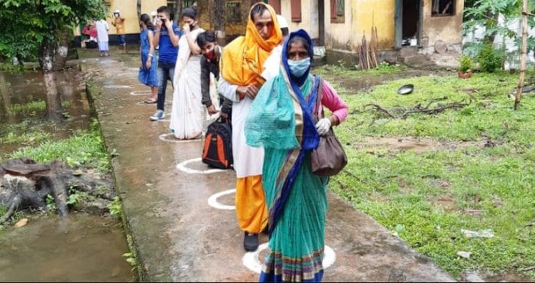 নিজ দেশে ফিরলেন দেশে আটকে পড়া ১২০ ভারতীয় !!