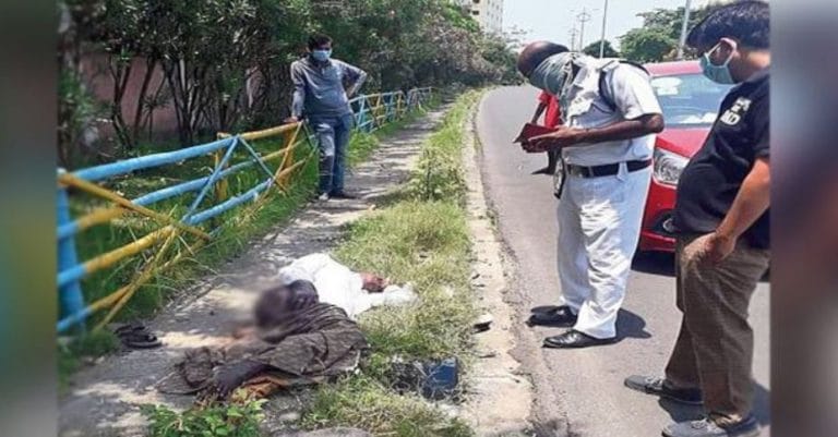 ভারতে রাস্তায় পড়ে আছে ক্যানসার আ’ক্রান্ত বাংলাদেশি !!