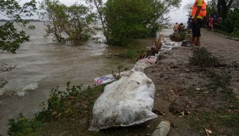 মোংলা থেকে মাত্র ২০০ কিলোমিটার দূরে আম্ফান !!