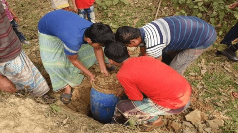 মাটির নিচে পুঁতে রাখা ২০০ লিটার মদ উদ্ধার !!