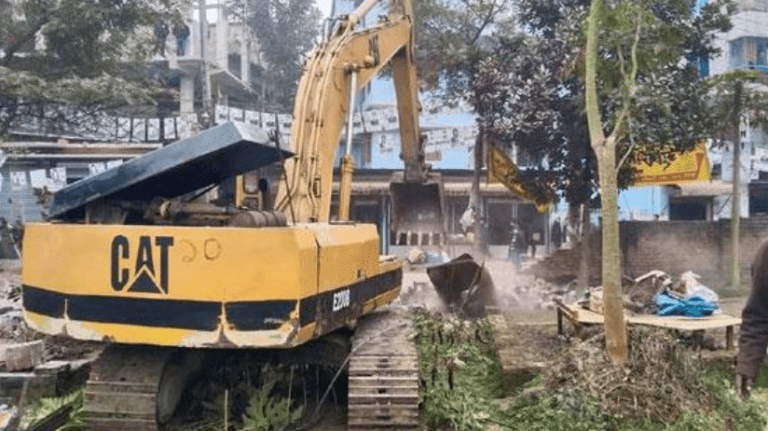 সাবেক মন্ত্রী লতিফ সিদ্দিকীর মার্কেট গুঁড়িয়ে দিল প্রশাসন !!