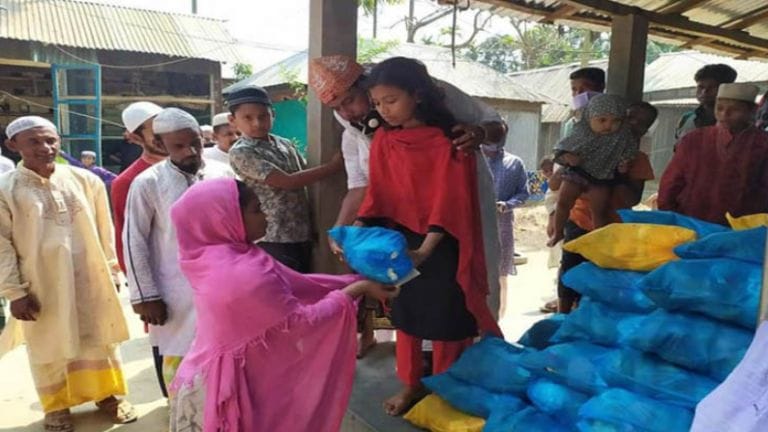 উপবৃত্তির টাকা দিয়ে ২০০ মানুষকে খাবার দিল অষ্টম শ্রেণির সিনথিয়া !!