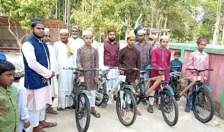 টানা ৪০ দিন জামাতে নামাজ পড়ে সাইকেল পেল শিশু-কিশোররা !!