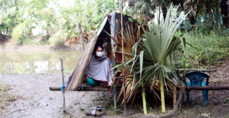 হাসপাতাল থেকে আসায় নারী স্বাস্থ্যকর্মীর সঙ্গে এ কেমন অমানবিকতা !!