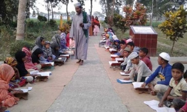 বিনা খরচে ৩৫ বছর ধরে মানুষকে কোরআন শিক্ষা দিচ্ছেন হাফেজ আবদুল হান্নান !!