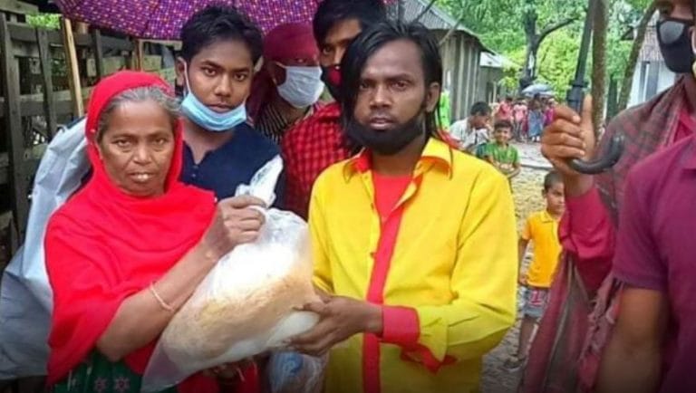 ঈদে ১০০ অসহায় পরিবারের মুখে হাসি ফোটালেন হিরো আলম !!